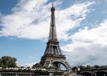 Evacuación de la Torre Eiffel durante los Juegos Olímpicos debido a la aparición de un escalador inesperado