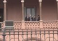 Javier Milei y Santiago Caputo sorprenden al aparecer juntos en el balcón de la Casa Rosada.