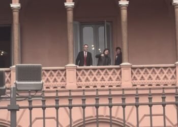 Javier Milei y Santiago Caputo sorprenden al aparecer juntos en el balcón de la Casa Rosada.