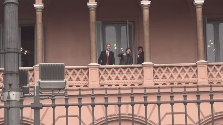 Javier Milei y Santiago Caputo sorprenden al aparecer juntos en el balcón de la Casa Rosada.