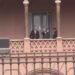 Javier Milei y Santiago Caputo sorprenden al aparecer juntos en el balcón de la Casa Rosada.