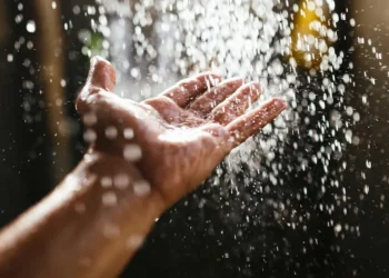 Cómo bañarse correctamente: el método ideal y qué parte del cuerpo debes limpiar primero.