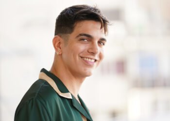 Ganador de Gran Hermano queda varado en Miami debido a las cancelaciones de vuelos de American Airlines.