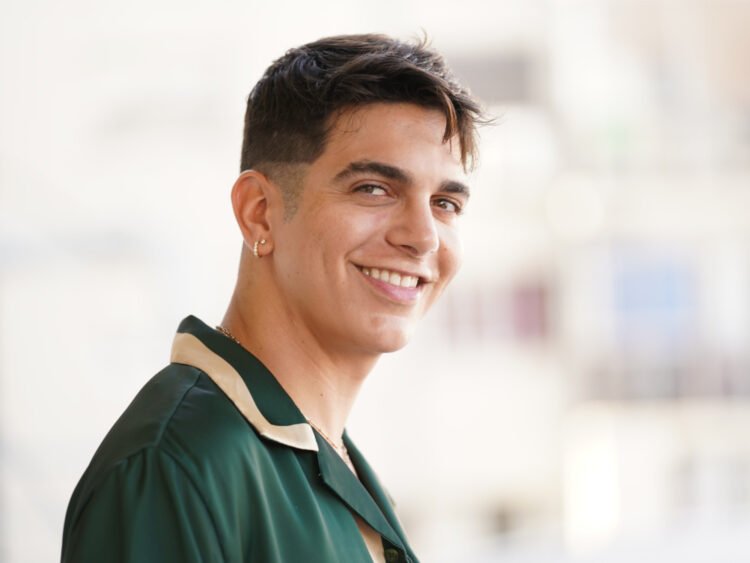 Ganador de Gran Hermano queda varado en Miami debido a las cancelaciones de vuelos de American Airlines.