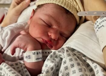 Juan Marconi presenta al mundo a su hijo Rocco en una adorable imagen.