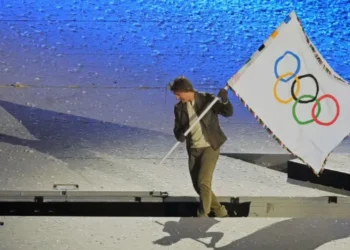 Tom Cruise sorprende en los Juegos Olímpicos 2024 al volar sobre el cielo de París durante la ceremonia de clausura