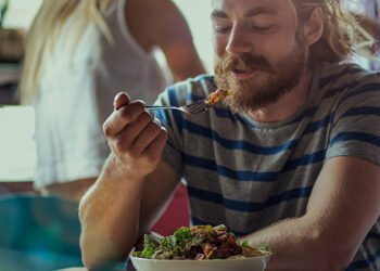Descubre los sorprendentes beneficios de cenar en solitario, según la psicología
