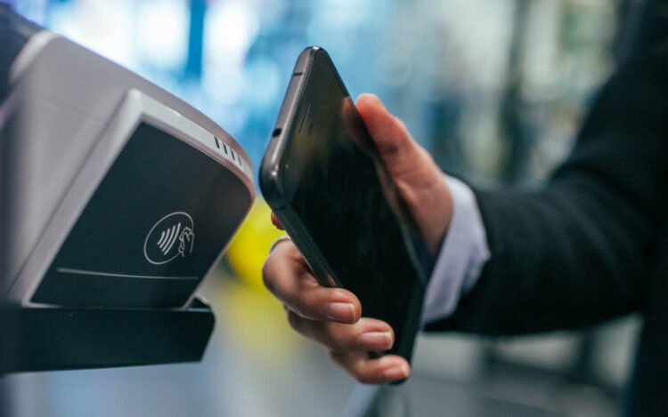 Experta advierte sobre la alarmante tendencia del “compra ahora, paga después” en Estados Unidos