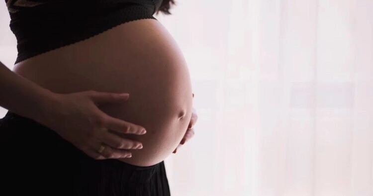 Avanza investigación de supuesta red de subrogación paga en la justicia argentina