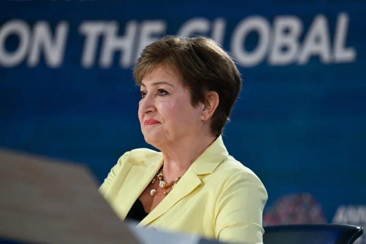 La economía mundial corre el riesgo de quedarse estancada en una senda de bajo crecimiento y alto endeudamiento